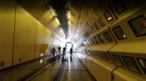 Arbeiter im Klima-Wind-Kanal im Rail Tec Areal