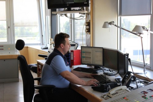 Schleusenmeister Kramer in der Schleusenaufsicht Freudenau © viadonau