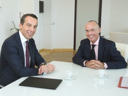 Christian Kern und Gerald Klug beim ersten Arbeitsgespräch. © Johannes Zinner/bmvit