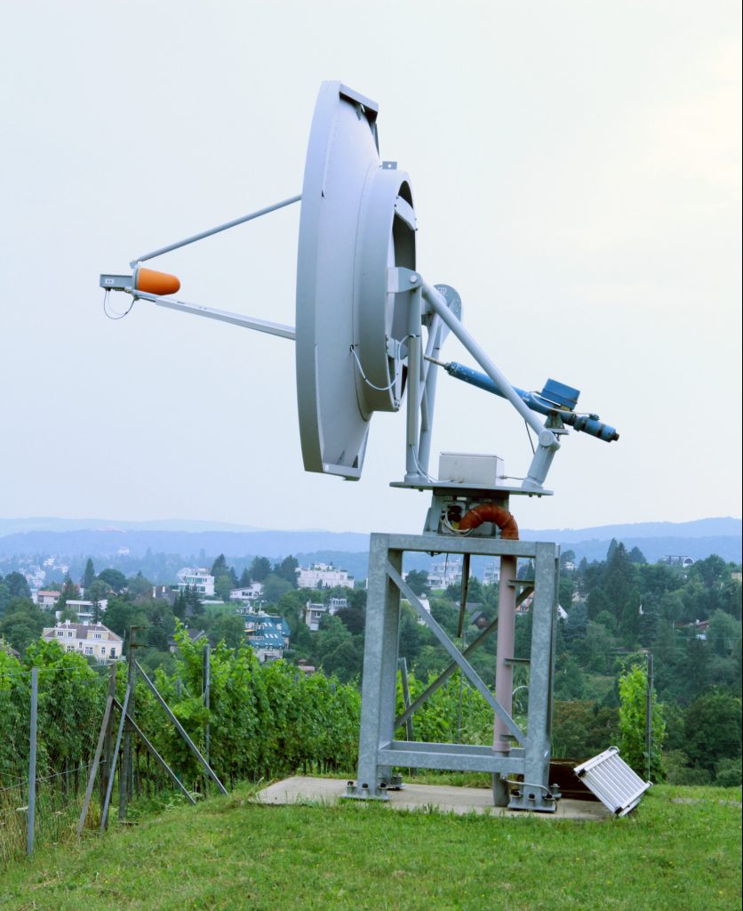 Die Fernmeldebehörde koordiniert den Betrieb im gesamten Frequenzspektrum. Sie betreibt insgesamt sieben dieser Anlagen.