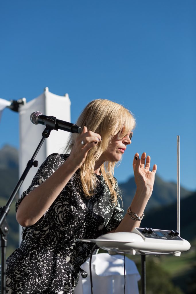 Dorit Chrysler brachte das Theremin beim Talente-Cocktail in Schwingung. Foto: Julia Hammerle