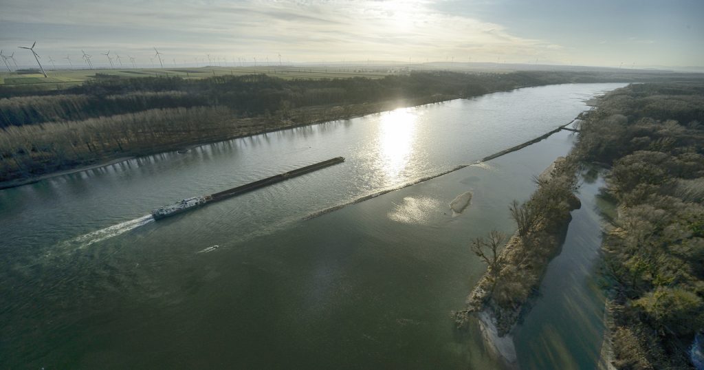Studierende der Fachhochschule St. Pölten entwickelten im Projekt CargoRider einen Prototypen für eine Plattform, um Reisen am Frachtschiff zu buchen. Donau nahe Stopfenreuth. © viadonau/Johannes Zinner