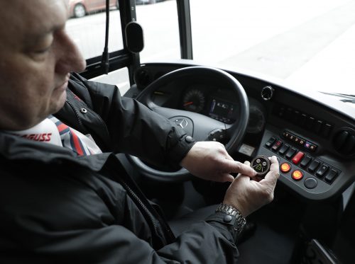 Der erste Linienbus der Firma Blaguss ist mit dem Assistenzsystem „Mobileye“ ausgestattet worden. Die 360-Grad-Kamera bietet den Fahrerinnen und Fahrern Rundumsicht und warnt vor drohenden Kollisionen. © Regina Aigner/BKA