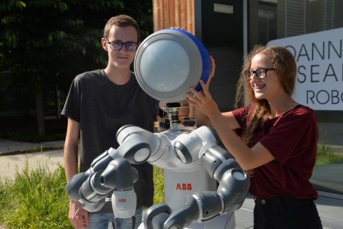 Das Design-Team mit dem abgeschlossenen Projekt. © Dixer / Kaufmann