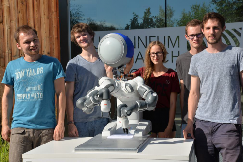 Das gesamte Robot-Head-Team. © Dixer / Kaufmann