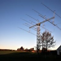  
				Die Antenne von Kühn steht in seinem Garten: 13.5 Meter hoch und selbst gebaut. Wegen der Erdrotation hat China nicht ständig Funkkontakt zum eigenen Satelliten. Mit der Antenne kann Kühn dieses „Funkloch“ überbrücken. © DK5LA
				