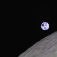  
				Die Erde geht über dem Mond auf. Hobbyfunker Reinhard Kühn löste den Download der spektakulären Bilder aus. Er besitzt nun die Mit-Rechte an den Bildern – mit seinem Funk-Rufzeichen DK5LA steht er darunter. ©  Harbin Institute of Technology, CAMRAS, DK5LA 
				