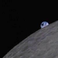  
				Sonnenfinsternis aus der Mondperspektive: Der Mondschatten ist deutlich oben links auf der Erde zu sehen. Im Vordergrund die von Kratern zerklüftete Rückseite des Mondes. © Harbin Institute of Technology, CAMRAS, DK5LA 
				