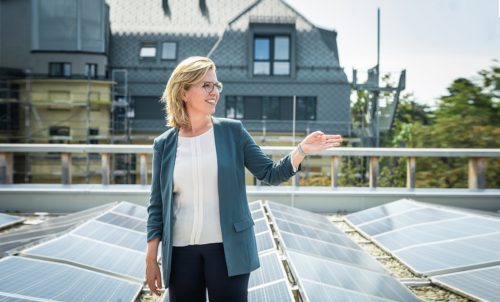 Bundesministerin Leonore Gewessler bei einer Photovoltaik-Anlage