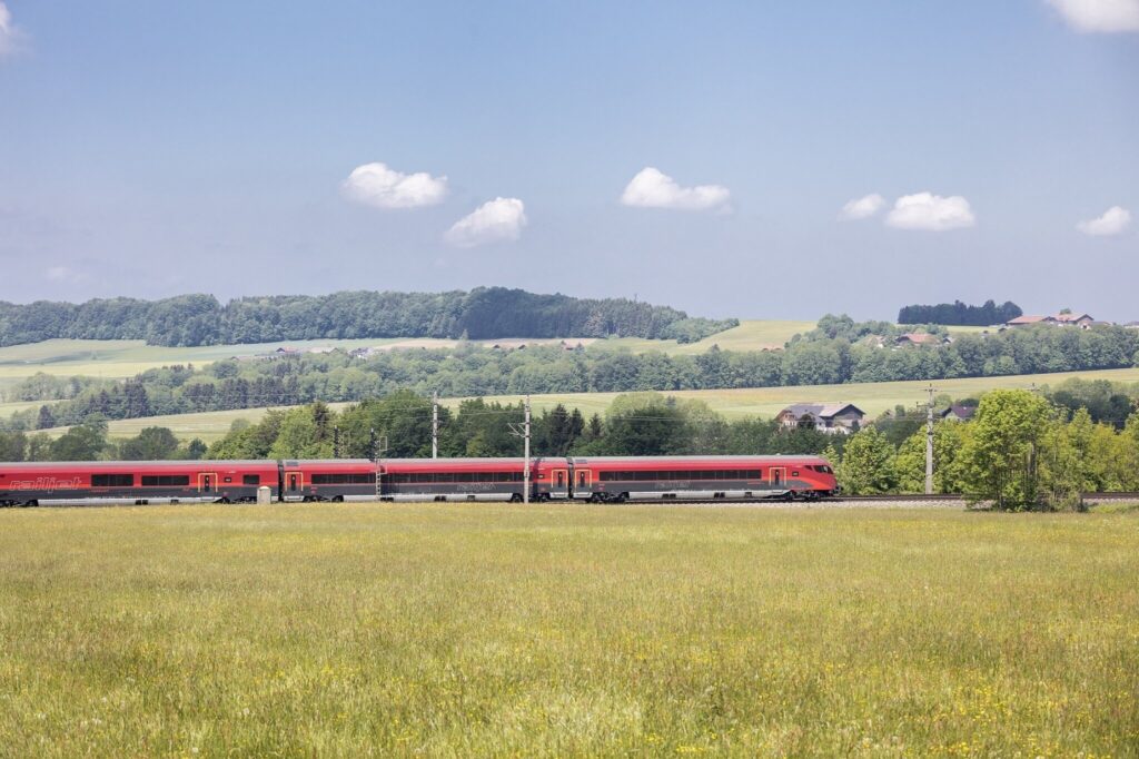 Railjet in einer sommerlichen Landschaft