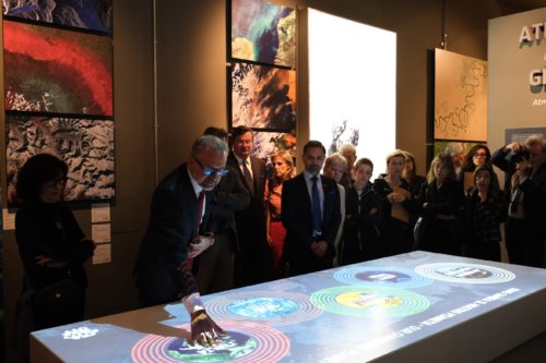  
				Aschbacher bei der Eröffnung der Ausstellung „Fragility and Beauty“ in Mailand (Italien). Die Ausstellung zeigt anhand von Satellitenbildern den rapiden Wachstum der Weltbevölkerung und die Auswirkungen der Überbevölkerung auf die Ökosysteme, sowohl im Hinblick auf die Ausbeutung natürlicher Ressourcen als auch auf die Emission von Treibhausgasen. © ESA

				
