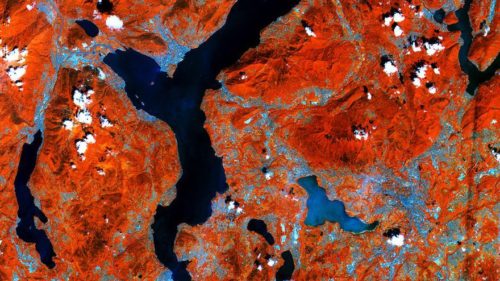  
				 Dank Infrarot-Kanal der Kamera leuchten die italienischen Alpen auf diesem Bild in grellem Rot, während Seen wie der Lago Maggiore tiefblau erscheinen. © Copernicus Sentinel data (2015)/ESA 
				