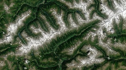  
				 Das Ahrntal in Südtirol mit schneebedeckten Spitzen und grünen Tälern © Copernicus Sentinel data (2015)/ESA 
				