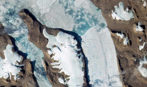  
				 Die Gletscher der Arktis schwinden. Mit welcher Geschwindigkeit, soll der Sentinel-Satellit im Vorbeiflug dokumentieren. © Copernicus Sentinel data (2015)/ESA 
				